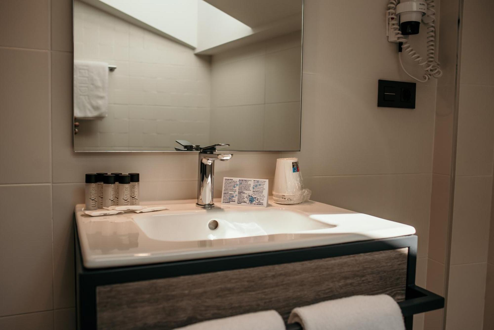 Hotel Lux Melide Eksteriør bilde